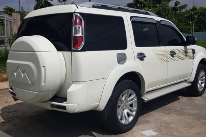 Cần tiền bán ford Everest 2014, số sàn, máy dầu, màu trắng.