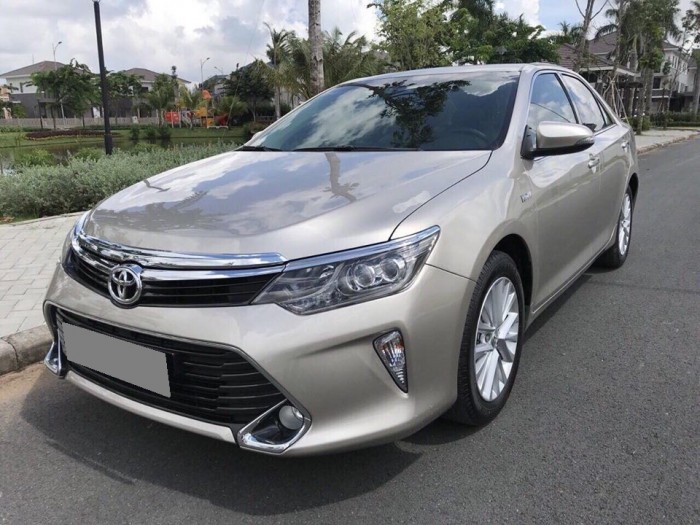 Bán gấp Camry tự động 2.0E dk 4/2018 màu ghi bạc xe như mới.