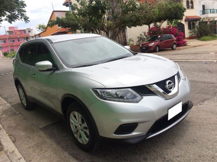 Cần bán gấp xe Nissan Xtrail 2017 màu bạc số tự động