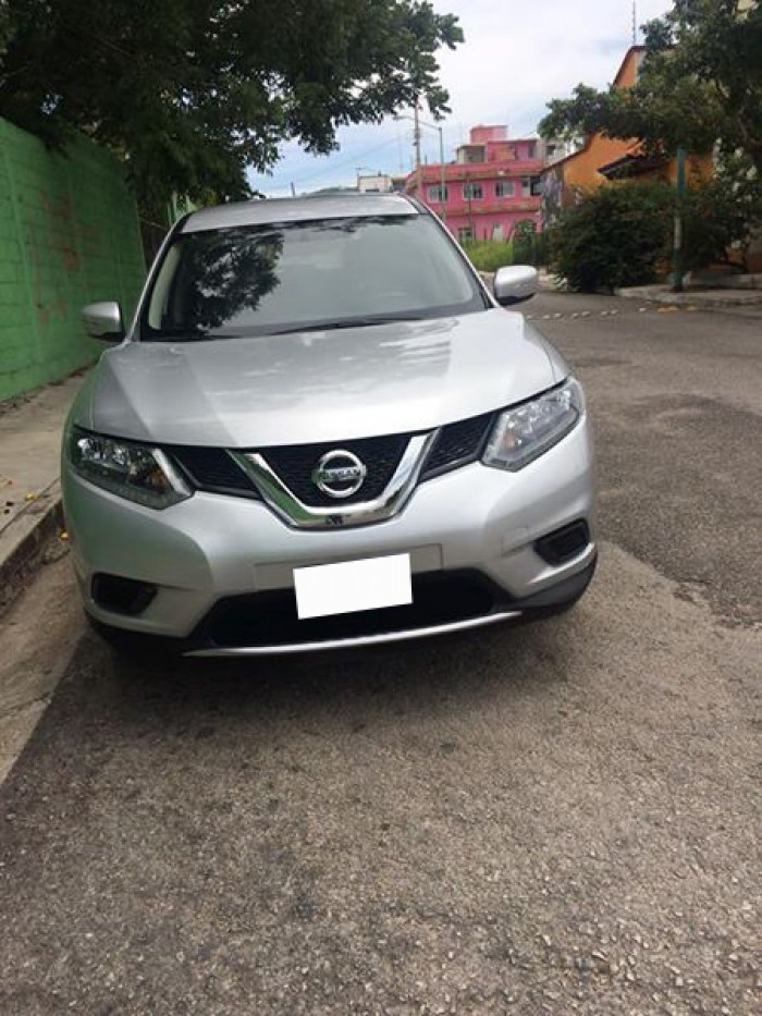 Cần bán gấp xe Nissan Xtrail 2017 màu bạc số tự động