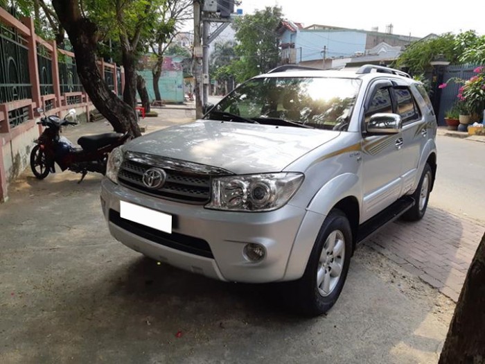 Cần bán nhanh xe Toyota  Fortuner 2009 tự động máy xăng,màu bạc zin