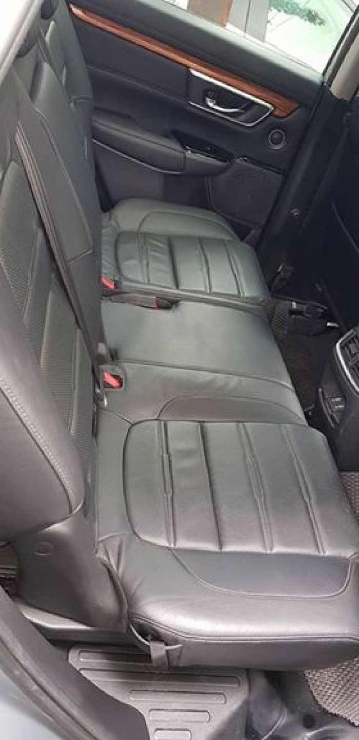 Gia đình cần bán Honda CRV, sx: 5/2018. dòng xe 7 chổ, màu bạc