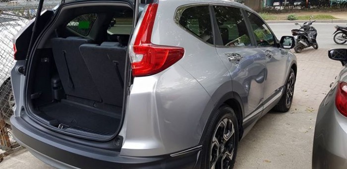 Gia đình cần bán Honda CRV, sx: 5/2018. dòng xe 7 chổ, màu bạc