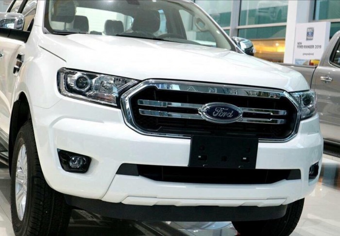 Ford Ranger XLT 2.2L 2 cầu 4x4, số sàn, màu trắng, trả trước 200 triệu xe giao ngay tại Ford Gia Định
