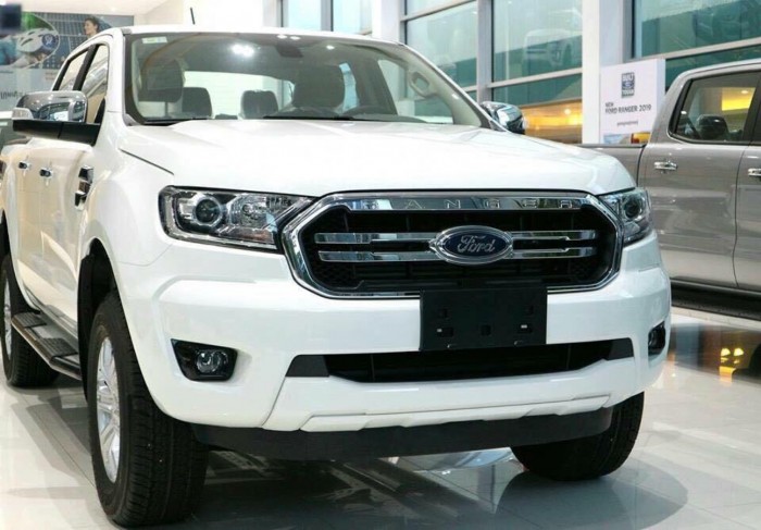 Ford Ranger XLT 2.2L 2 cầu 4x4, số sàn, màu trắng, trả trước 200 triệu xe giao ngay tại Ford Gia Định