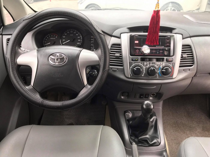 Bán xe Innova 2014 màu vàng cát đẹp như mới,