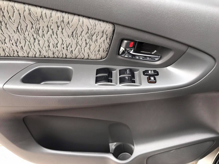 Bán xe Innova 2014 màu vàng cát đẹp như mới,