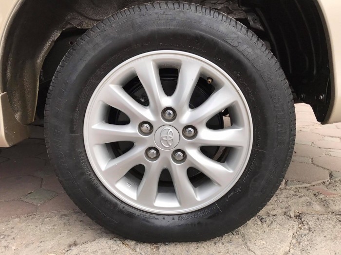 Bán xe Innova 2014 màu vàng cát đẹp như mới,