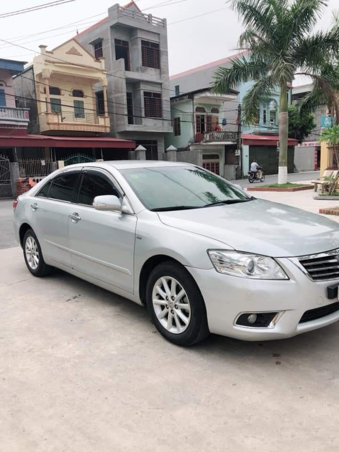Cần bán xe Toyota Camry 2010 màu bạc,tự động 2.4G full option