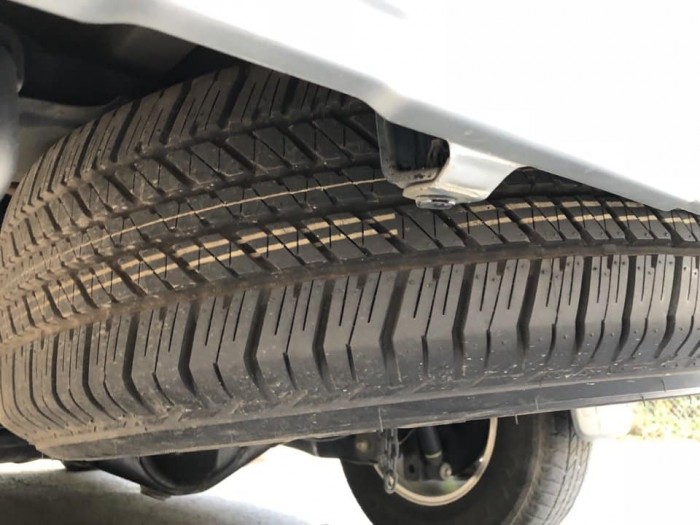 Cần bán Fortuner 2010, số tự động, máy xăng, màu bạc, xe cọp trùm mền là nhiều