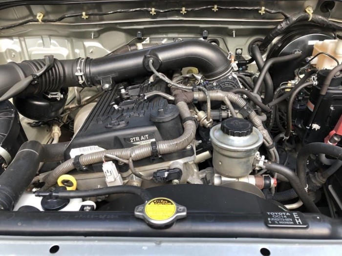 Cần bán Fortuner 2010, số tự động, máy xăng, màu bạc, xe cọp trùm mền là nhiều