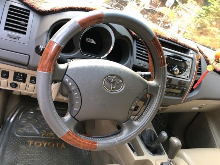 Cần bán Fortuner 2010, số tự động, máy xăng, màu bạc, xe cọp trùm mền là nhiều