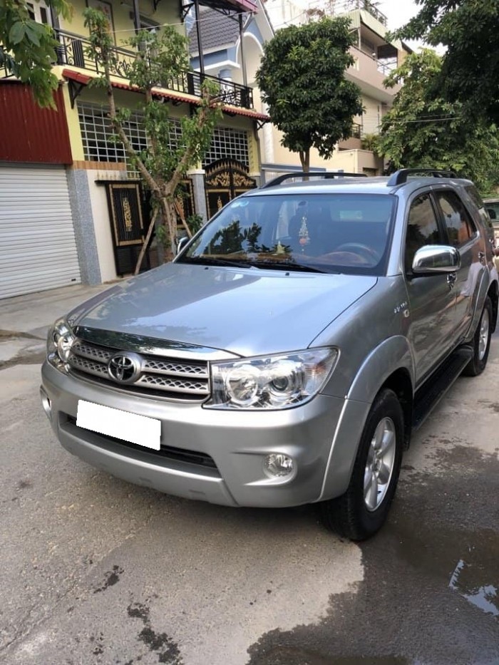 Cần bán Fortuner 2010, số tự động, máy xăng, màu bạc, xe cọp trùm mền là nhiều
