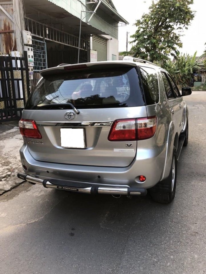 Cần bán Fortuner 2010, số tự động, máy xăng, màu bạc, xe cọp trùm mền là nhiều