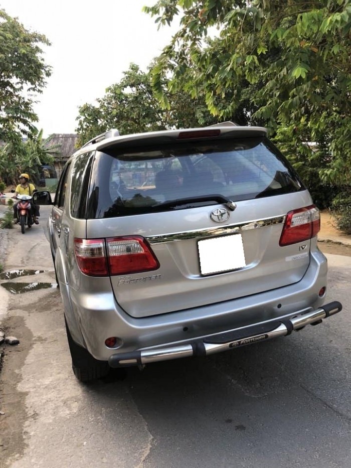 Cần bán Fortuner 2010, số tự động, máy xăng, màu bạc, xe cọp trùm mền là nhiều