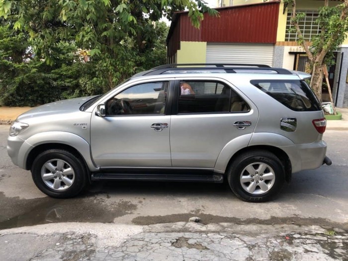 Cần bán Fortuner 2010, số tự động, máy xăng, màu bạc, xe cọp trùm mền là nhiều