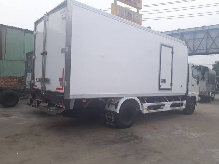 HINO 6.4 tấn thùng đông lạnh dài 6m7 giá chất trả góp