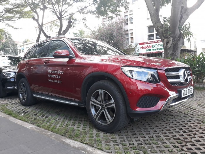 Bán Mercedes-Benz GLC250 4Matic 2018, cũ, màu đỏ..ƯU ĐÃI CỰC SỐC