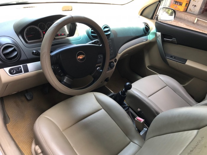 Bán Chevrolet Aveo 2017 số sàn màu bạc xe gia đình ít đi