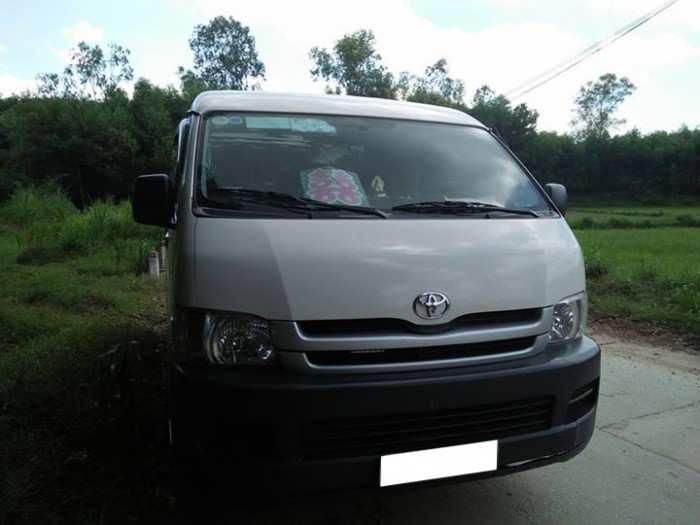 Cần bán Toyota Hiace 2010,số sàn máy dầu, màu trắng ngọc trinh