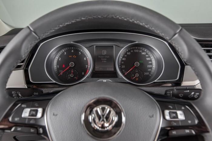 Xe 5 chỗ Volkswagen PASSAT 1.8 turbo, full option, sang trọng, lái đã, bao thử, giá tốt nhất thị trường