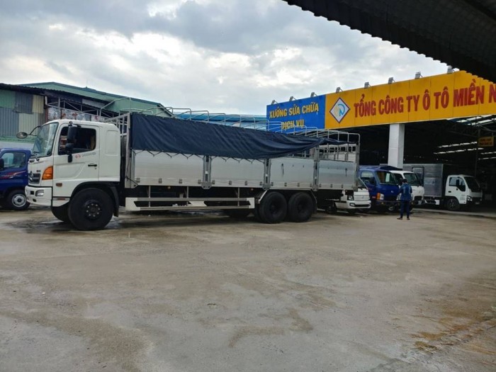 HINO 3 chân thùng bạt bửng nhôm dài 9m2 giá rẻ trả góp