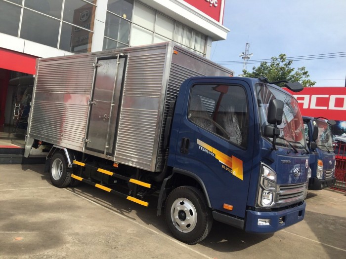 Xe tải thùng kín bửng nâng tải 2,4 tấn Tera240L