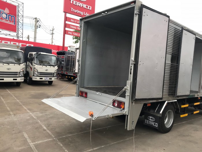 Xe tải thùng kín bửng nâng tải 2,4 tấn Tera240L