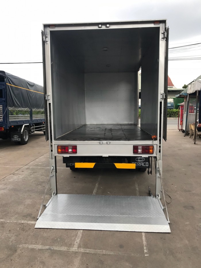 Xe tải thùng kín bửng nâng tải 2,4 tấn Tera240L