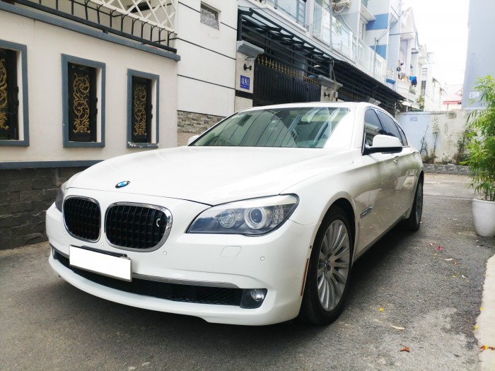 Gia đình cần bán BMW 750 li nhập mỹ, sx 2011, xe bản full option, màu trắn