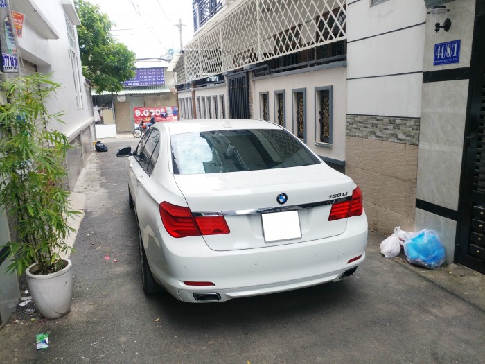 Gia đình cần bán BMW 750 li nhập mỹ, sx 2011, xe bản full option, màu trắn