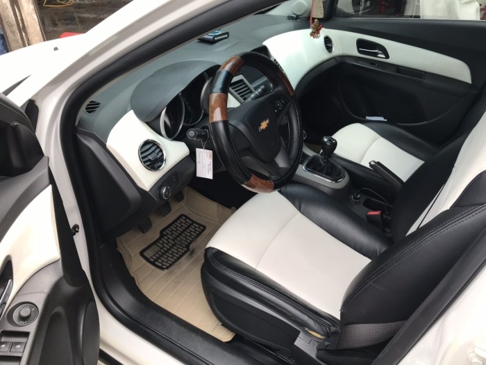 Cần bán xe Chevrolet Cruze 2015 màu trắng ngọc trai
