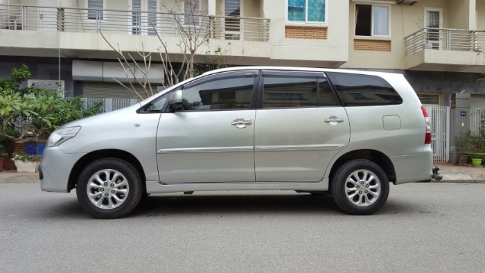 Bán Innova số sàn 2014 màu bạc form mới rất đẹp. Xe gia đình