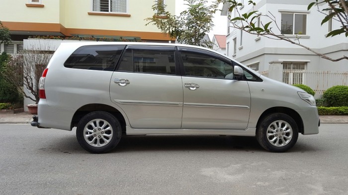 Bán Innova số sàn 2014 màu bạc form mới rất đẹp. Xe gia đình