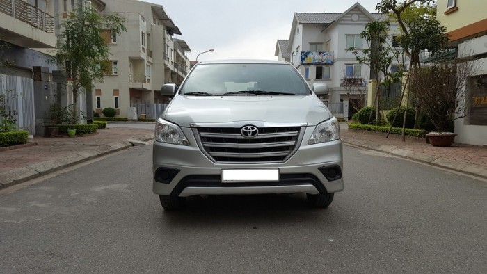 Bán Innova số sàn 2014 màu bạc form mới rất đẹp. Xe gia đình