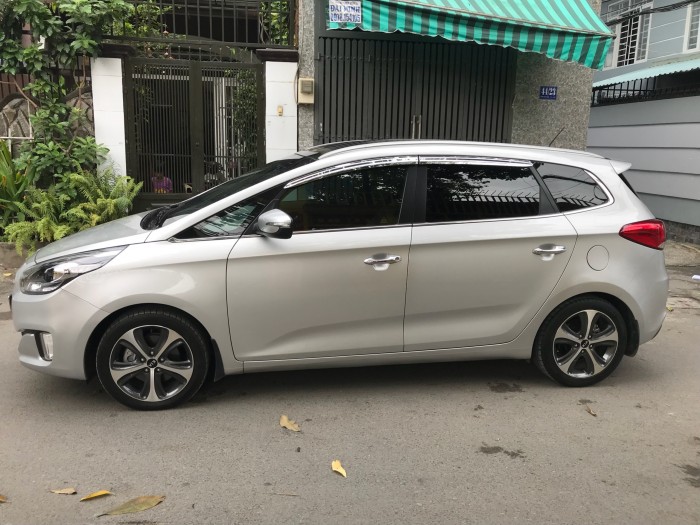 Bán gấp Kia Rondo tự động 2017 màu bạc xe đẹp như mới.