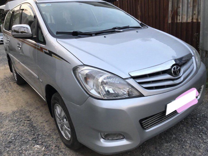 Cần bán gấp Toyota Innova 2009, màu bạc số sàn