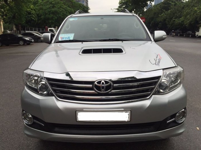 Cần bán gấp Toyota  Fortuner 2015 màu bạc