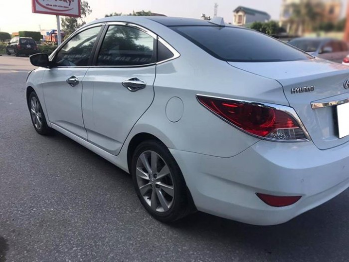Bán xe Huyndai Accent 2012,màu trắng số sàn. Xe cọp zin