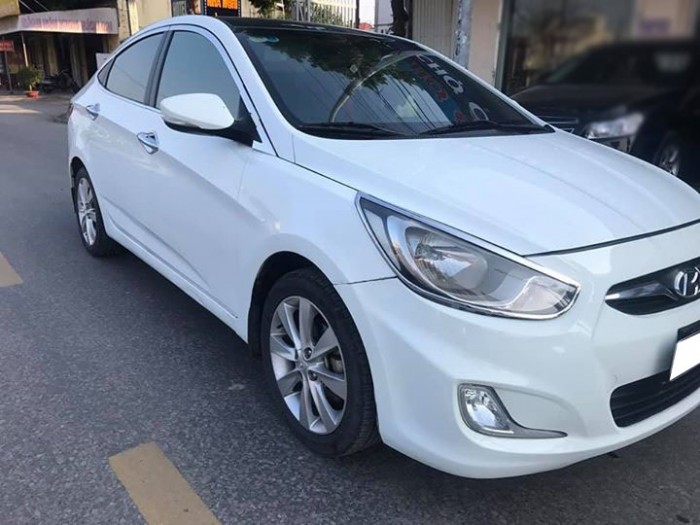 Bán xe Huyndai Accent 2012,màu trắng số sàn. Xe cọp zin