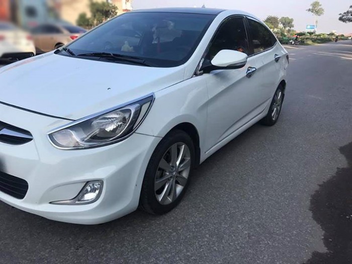 Bán xe Huyndai Accent 2012,màu trắng số sàn. Xe cọp zin