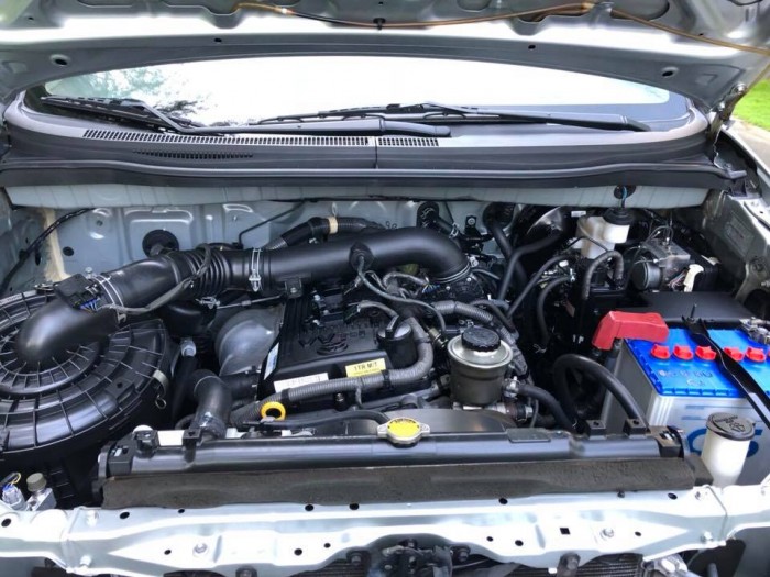 Bán gấp Toyota Innova 2014 màu bạc số sàn