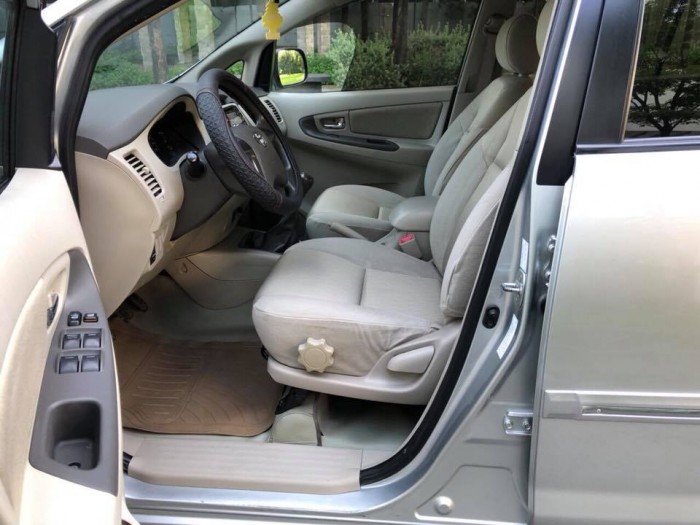 Bán gấp Toyota Innova 2014 màu bạc số sàn
