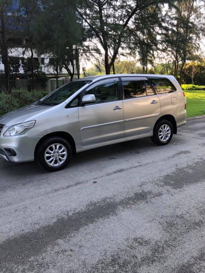 Bán gấp Toyota Innova 2014 màu bạc số sàn