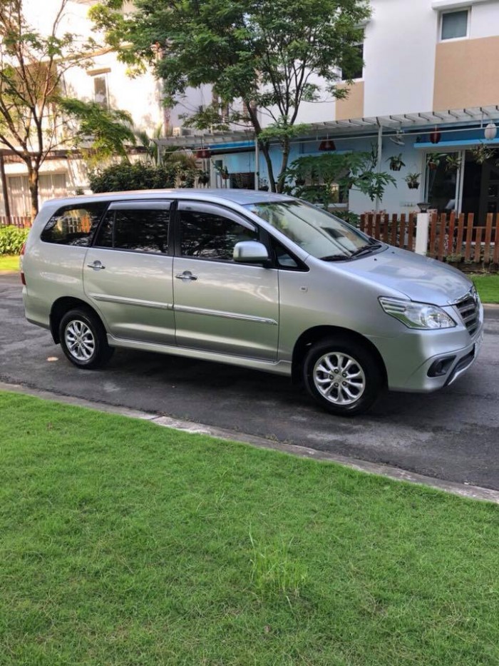 Bán gấp Toyota Innova 2014 màu bạc số sàn
