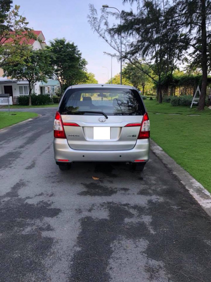 Bán gấp Toyota Innova 2014 màu bạc số sàn