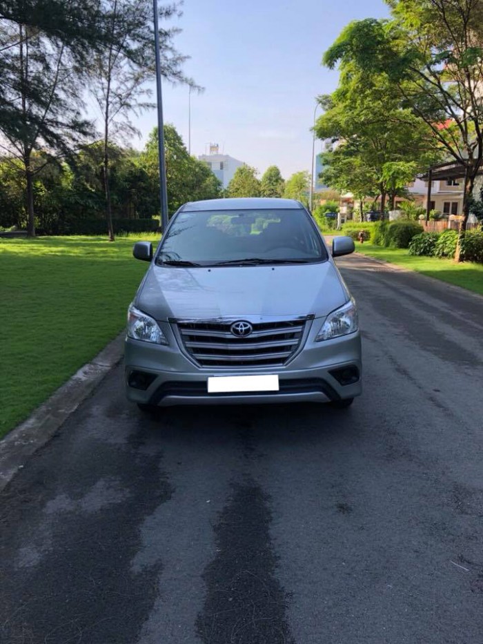 Bán gấp Toyota Innova 2014 màu bạc số sàn