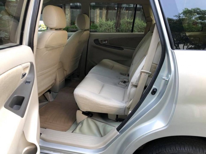 Bán gấp Toyota Innova 2014 màu bạc số sàn