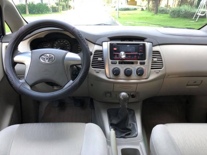 Bán gấp Toyota Innova 2014 màu bạc số sàn