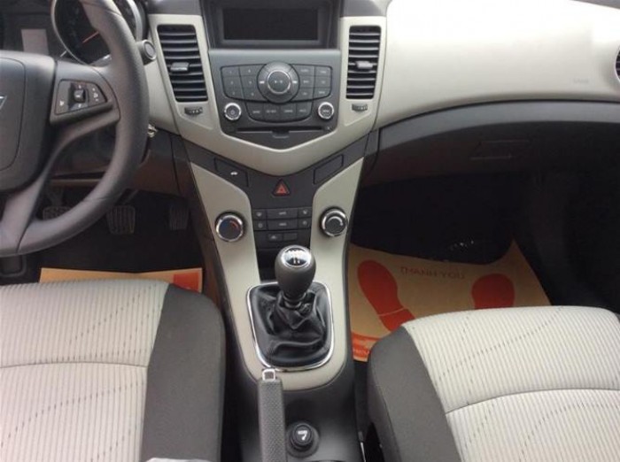 Bán nhanh Chevrolet Cruze 2015 màu vàng cát. Xe số sàn